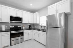 Positano - ✨Cozy & Stylish✨ 3bed/2bath Apt - Image 5