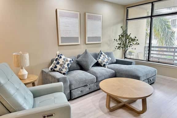 New & Cozy - Hot Jacuzzi 3BR Condo GREAT location - Image 1