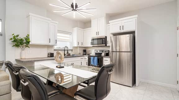 Modern Comfort |Brand New Apartment |Walk to Shops - Image 3