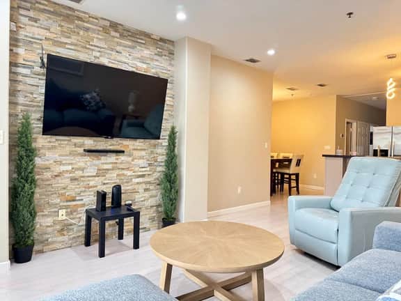 New & Cozy - Hot Jacuzzi 3BR Condo GREAT location - Image 3