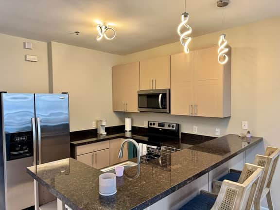 New & Cozy - Hot Jacuzzi 3BR Condo GREAT location - Image 4