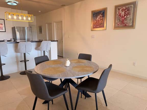 Renovated Stylish Condo - Pool & Jacuzzi - 3 bed - Image 4